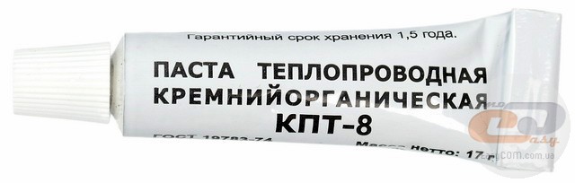 Термопрокладки Также в качестве посредника между теплоотдающим элементом и радиатором могут выступать термопрокладки. Традиционно они имеют меньшую теплопроводность по сравнению с термопастами. Но главная разница между ними все же заключается в способе применения. Главная задача термопасты – заполнить мелкие промежутки между поверхностями нагретого элемента и радиатора. То есть местами сохраняется непосредственный контакт, а остальная площадь покрыта лишь тончайшим слоем термоинтерфейса, и только там, где имеются некоторые неровности. Термопрокладки же полностью заполняют пространство между источником тепла и теплосъемником. Таким образом, эффективность термопрокладок по сравнению с термопастами невелика, но и применяются они чаще всего на не слишком горячих элементах: чипы памяти, контроллеры, элементы питания и т.п. Часто их можно встретить между радиатором и микросхемами памяти видеокарты, что вызвано особенностью формы или неплотными прилеганием охладителя. Сравнительно невысокую эффективность данных решений подтверждают и результаты тестирования, с которыми вы можете ознакомиться ниже. Ну а пока давайте поближе рассмотрим тестируемые термопрокладки. 68.jpg Akasa Thermal gap filter (AK-TT300-01/AK-TT300-02) Решения Akasa Thermal gap filter поставляются в картонной упаковке. Они доступны в двух вариантах: Akasa AK-TT300-01 и Akasa AK-TT300-02. 69.jpg 70.jpg Толщина прокладок Akasa AK-TT300-01 составляет 1,5 мм. На лицевой стороне отмечено, что новинки подходят для применения на неровных поверхностях, а при потребности их можно обрезать или наращивать (применять одновременно две и больше). С обратной же стороны сообщается об универсальности изделия, что позволяет использовать его между различными компонентами и их радиаторами. Ну и, конечно же, не обошлось без таблицы спецификации. 73.jpg 74.jpg Аналогичным образом выглядит и упаковка термопрокладок Akasa AK-TT300-02, которые практически идентичны решениям Akasa AK-TT300-01. Единственным отличием между ними является увеличенная до 5 мм толщина. Модель	Akasa Thermal gap filter 	AK-TT300-01	AK-TT300-02 Размеры, мм	30 х 30 х 1,5	30 х 30 х 5 Количество в упаковке, шт	2 Материал	Силиконовые эластомеры Теплопроводность, Вт/(м•К)	1,2 Твердость (по Шору OO)	27 Плотность, г/см3 	1,78 Рабочая температура, °С	-40…+160 Тепловое сопротивление, см2•°С / Вт	0,087 Удельное объемное электрическое сопротивление, Ом•см	1,2 • 1013 Коэффициент теплового расширения (КТР), мкм/°С	600 Цена, долларов	9 Страница продукта	Akasa  71.jpg 75.jpg В каждой из упаковок находятся по две прокладки размером 30 х 30 мм. 72.jpg 76.jpg Наносятся термопрокладки очень просто. Для этого следует удалить защитные пленки, расположенные с обеих сторон.  Akasa Adhesive Tape (AK-TT12-80) 77.jpg 78.jpg Еще одно решение от компании Akasa представлено так называемой клейкой лентой Akasa Adhesive Tape. В отличие от вышеупомянутых термопрокладок, она имеет очень малую толщину (0,3 мм). Но и показатель теплопроводности новинки еще меньше – 0,9 Вт/(м•К). Зато ее площадь поверхности в семь раз больше (80 х 80 мм), что позволяет использовать данное решение во многих устройствах, отрезая кусочки необходимых размеров. 79.jpg Внутри упаковки также присутствует вкладыш с информацией о характеристиках и возможностях применения клейкой ленты. Модель 	Akasa Adhesive Tape (AK-TT12-80) Размеры, мм	80 х 80 х 0,3 Теплопроводность, Вт/(м•К)	0,9 Отслаивание, г/дюйм2	1200  Цена, долларов	6 Страница продукта	Akasa  80.jpg Нанесение клейкой ленты также легко, как и ее более «толстых» собратьев. Тестирование термопрокладок Для тестирования термопрокладок мы использовали тот же кулер Noctua NH-U12S на скорости 1450 об/мин, но уже при охлаждении нагревательного элемента мощностью 35 Вт. Столь небольшой показатель был выбран в связи с тем, что при использовании прокладки Akasa AK-TT300-02 на более мощном тепловом элементе температуры выходили за пределы допустимых норм. Во время тестирования термолента Akasa AK-TT12-80 вырезалась по размеру прокладок Akasa AK-TT300-01 и Akasa AK-TT300-02. Термопасты, принимавшие участие в тестировании, также наносились на площадь, сопоставимую размеру прокладок Akasa AK-TT300-01 и Akasa AK-TT300-02 (30 х 30 мм). 99.png Как видим, большая толщина в 5 мм очень сильно сказывается на температурных показателях Akasa AK-TT300-02. А вот более тонкие Akasa AK-TT300-01 и Akasa AK-TT12-80 продемонстрировали более низкие и приблизительно одинаковые результаты, несмотря на все еще заметную разницу в толщине. Поэтому мы советуем использовать 5-мм прокладку только там, где расстояние от нагретого элемента до радиатора не позволяет применять более тонкие аналоги. Как и предполагалось, ни одно из решений не смогло приблизиться к показателям термопаст, заметно отставая даже от бюджетной КПТ-8. Но это, безусловно, не недостаток, а лишь особенность данных изделий. Ведь, как было сказано выше, они предназначены для использования в местах, где осуществляется отвод сравнительно небольшого количества тепла либо применение термопасты является невозможным или нецелесообразным. Выводы В первую очередь отметим, что показатель теплопроводности является хоть и первоочередной характеристикой, на которую стоит обращать внимание при выборе термопасты, но эмпирический опыт показывает более реальные результаты, местами отличающиеся от ожидаемых. Следовательно, именно практическое тестирование термоинтерфейсов является той лакмусовой лентой, определяющей достойные внимания решения. Итак, лидерами теста стали сравнительно недешевые теплопроводящие пасты, которые можно купить по цене около 9-10 долларов за 3-4 грамма смеси. Что же касается термопаст, поставляемых в комплекте с высокопроизводительными кулерами, то в большинстве случаев они демонстрируют результат, сравнимый с более доступными решениями. Но есть и приятные исключения, одним из которых оказался термоинтерфейс Dow Corning TC-5121, поставляемый в комплекте с СВО компании Enermax.  Что касается термопрокладок, то их эффективность заметно ниже термопаст, как дорогих, так и очень доступных. Поэтому мы вам советуем использовать их там, где идет речь о небольшом тепловыделении, а применять термопасту по тем или иным причинам невозможно. Например, при передаче тепла от чипов памяти, контроллеров или элементов цепи питания. При этом советуем также по возможности использовать более тонкие решения, так как увеличенная толщина термопрокладки негативно сказывается на ее теплопроводящих свойствах. В завершение отметим, что в случае необходимости даже находящаяся под рукой зубная паста может оказаться полезной при отсутствии более специализированных решений и обеспечить нормальную температуру вашего процессора. Однако лучше избегать таких экспериментов, так же как и использования откровенно дешевых термоинтерфейсов, ведь низкая температура – залог более длительной и стабильной работы компонентов компьютера, а также тихого функционирования вентиляторов системы охлаждения. Автор: Олесь Пахолок  История версий: •	02.01.2014 г. – первая версия сводного тестирования; •	28.11.2014 г. – вторая версия сводного тестирования (расширен список представленных термопаст и добавлены термопрокладки). Выражаем благодарности: -	компании Akasa – за предоставленную для тестирования термопасту Akasa 455 и термопрокладки; -	компании ARCTIC – за предоставленную для тестирования термопасту ARCTIC MX-4; -	компании be quiet! – за предоставленную для тестирования термопасту be quiet! DC1;  -	компании GELID Solutions – за предоставленные для тестирования термопасты GELID GC-EXTREME и GELID GC-SUPREME; -	компании Noctua – за предоставленную для тестирования термопасту Noctua NT-H1; -	магазину Зона51, официальному реселлеру компании ZALMAN, за предоставленную для тестирования термопасту ZALMAN ZM-STG2.