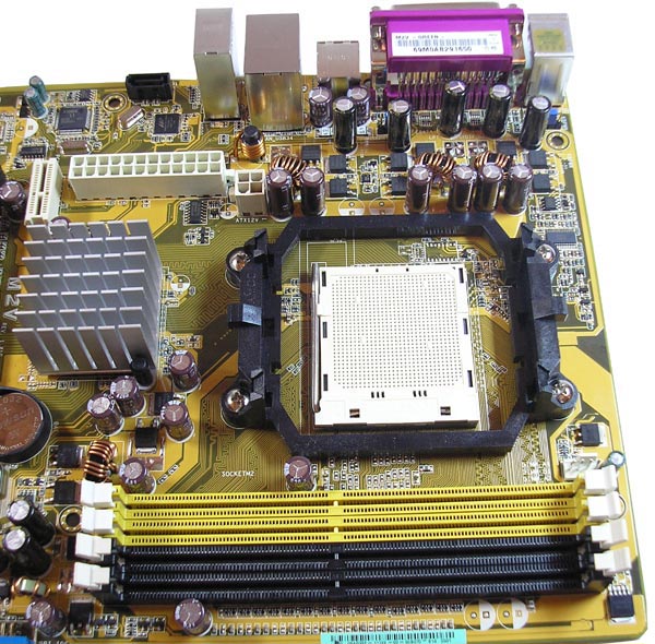 процесорний роз’єм і стабілізатор живлення материнської плати ASUS M2V