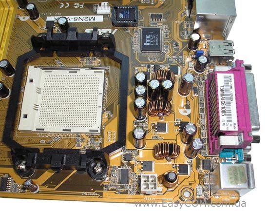 процессорный разъем и стабилизатор питания материнской платы ASUS M2N8-VMX