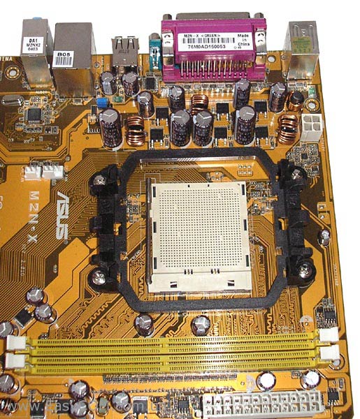 процесорний роз’єм і стабілізатор живлення материнської плати ASUS M2N-X
