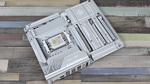 Огляд MSI MAG X870E TOMAHAWK MAX WIFI PZ: функціональна материнська плата із роз’ємами на звороті