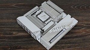Огляд GIGABYTE B850M AORUS STEALTH ICE: компактна біла материнська плата з роз'ємами на звороті