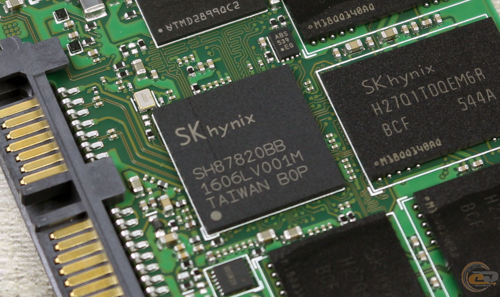 Оперативная и встроенная память смартфон. Hynix sh87820bb. Чипы Hynix. Чипы оперативной памяти Hynix.